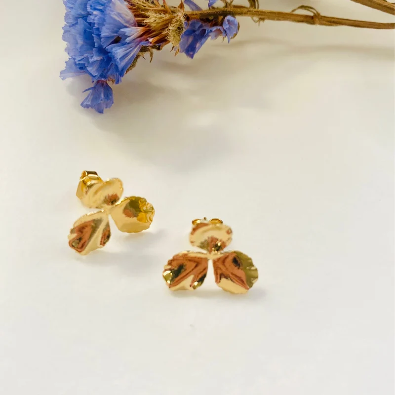 Puces d'oreilles dorées fleur Gisèle