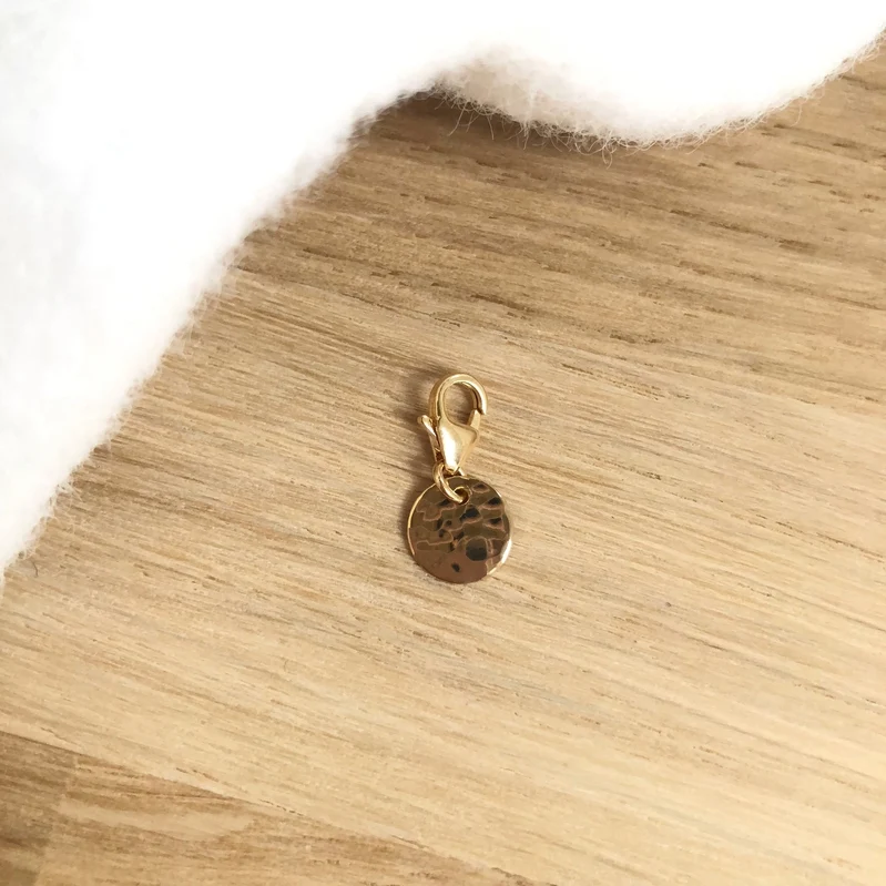 Charm "Médaille martelée 8mm" plaqué or