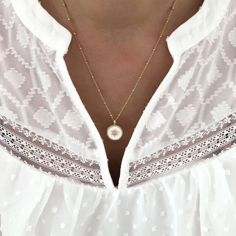 Pendentif "Soleil" blanc plaqué or