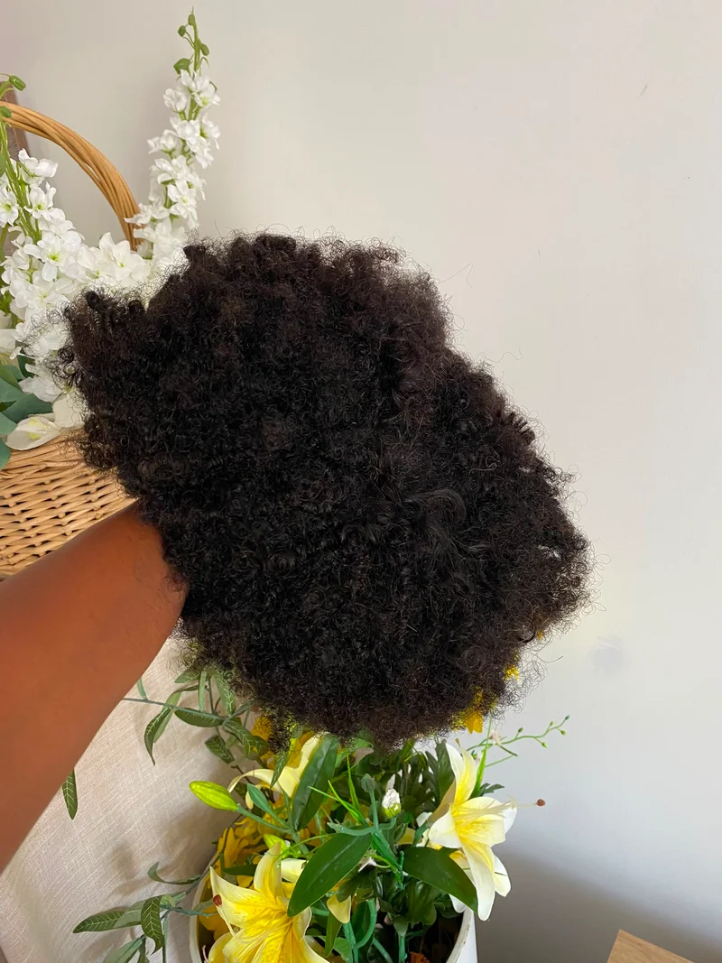 La perruque afro kinky