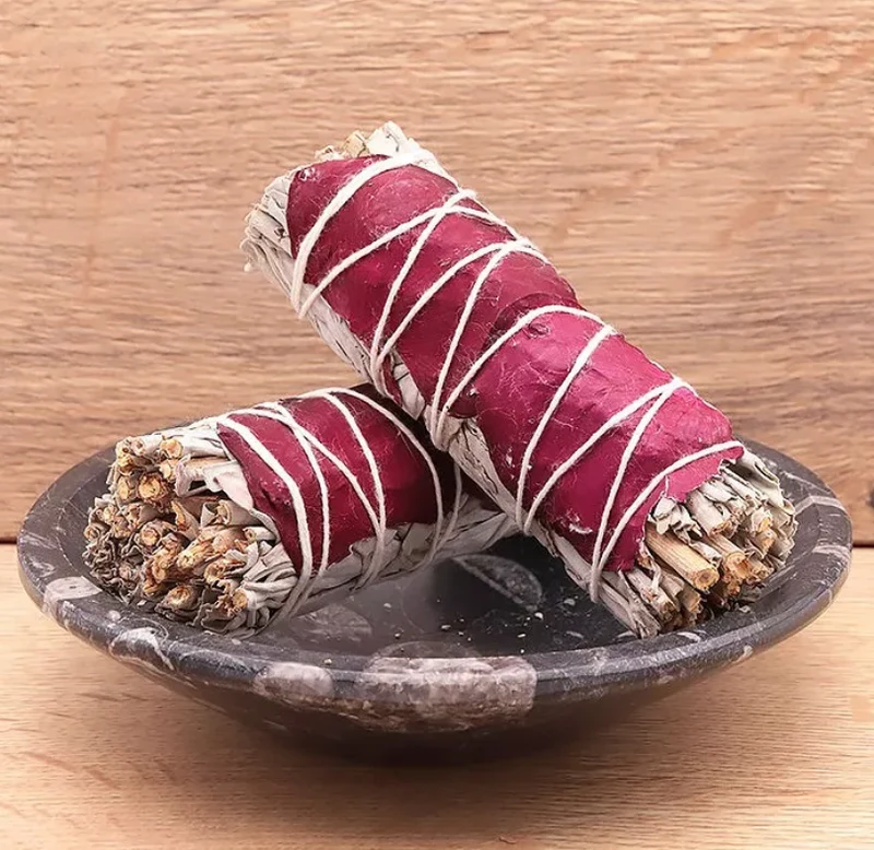 Bâton de sauge blanche avec pétale de rose