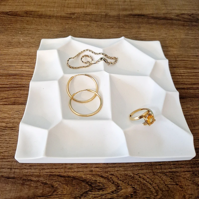 Plateau Vide-Poche Carré en Plâtre Céramique – Vide Poche Multi Bijoux Artisanal & Élégant
