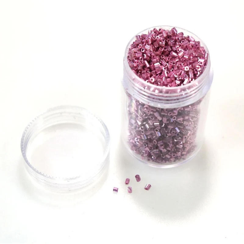 Perles de rocaille irisées tubes à facettes 1.8 à 2.3 mm (3000 pièces)