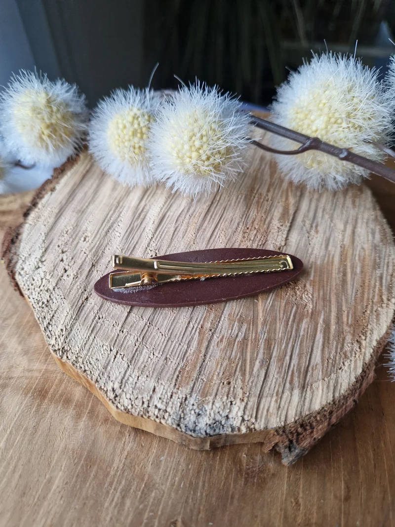 Barrette marron.