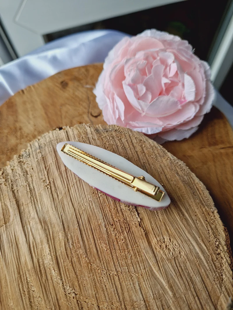 Barrette roses.