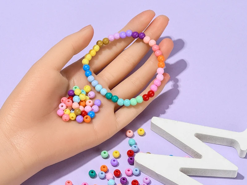 Boîte de 1500 perles - 18 couleurs de perles opaques en plastique - 6 x 5 mm