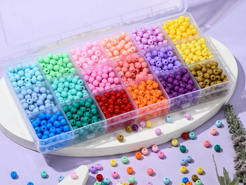 Boîte de 1500 perles - 18 couleurs de perles opaques en plastique - 6 x 5 mm