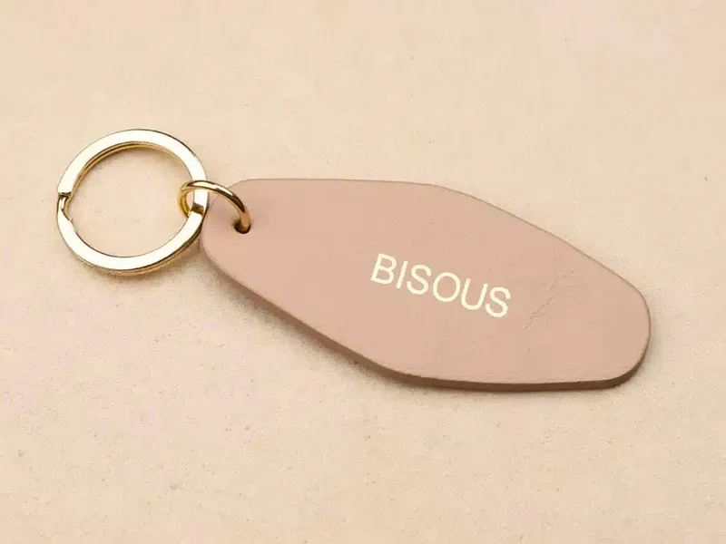 Porte-clés BISOUS en cuir taupe - Les Cléias