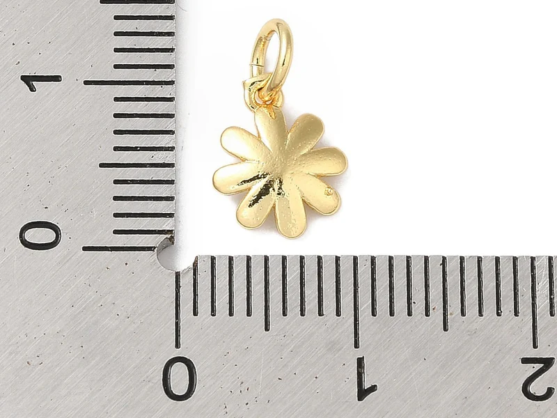 Breloque fleur blanche émaillée - laiton doré à l’or fin