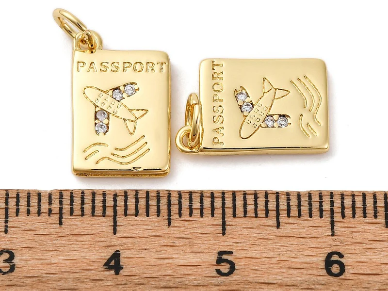 Breloque passeport strass - laiton doré à l’or fin