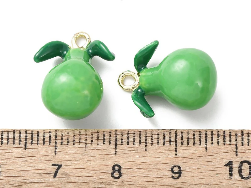 Breloque poire verte émaillée - doré