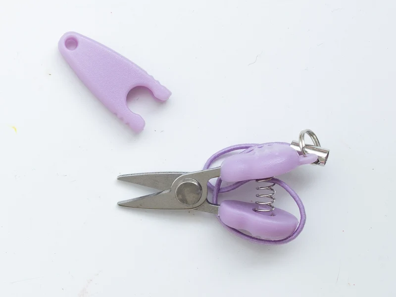 Mini-ciseaux avec dragonne, violet