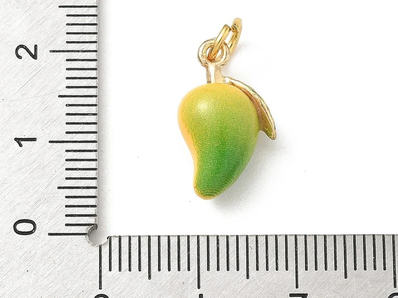 Breloque mangue émaillée - laiton doré