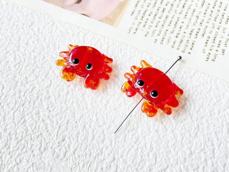 Breloque crabe rouge en verre coloré