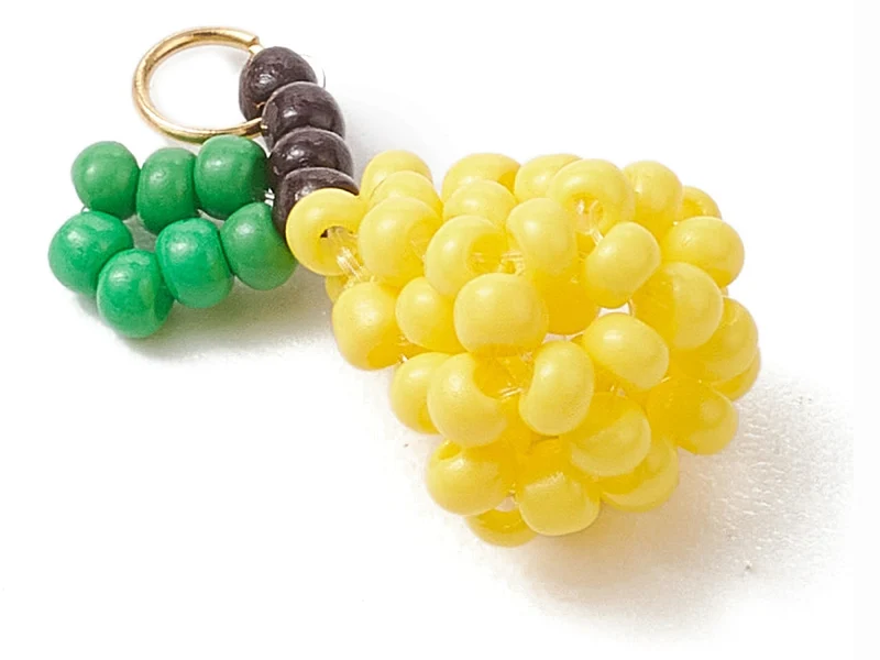 Breloque poire en perles de verre