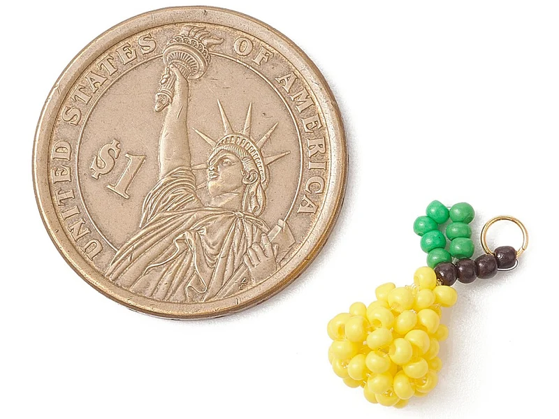 Breloque poire en perles de verre