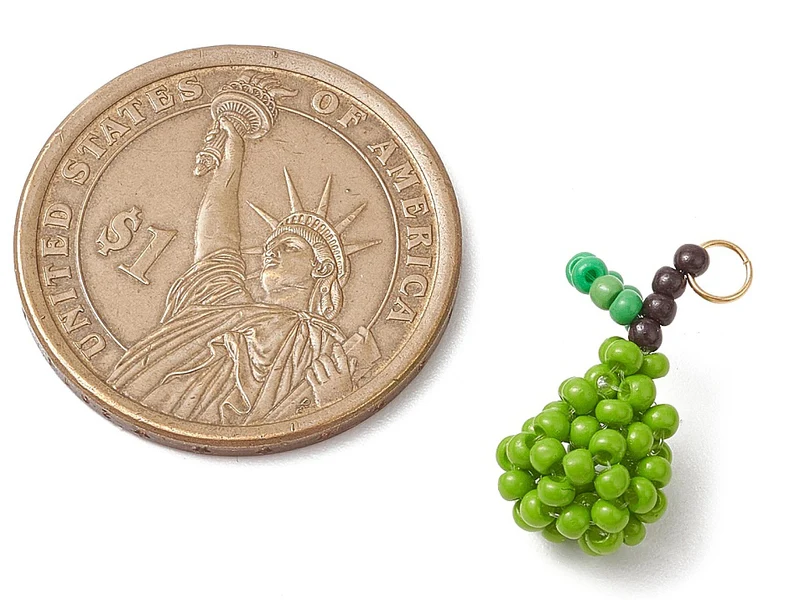 Breloque poire verte en perles de verre