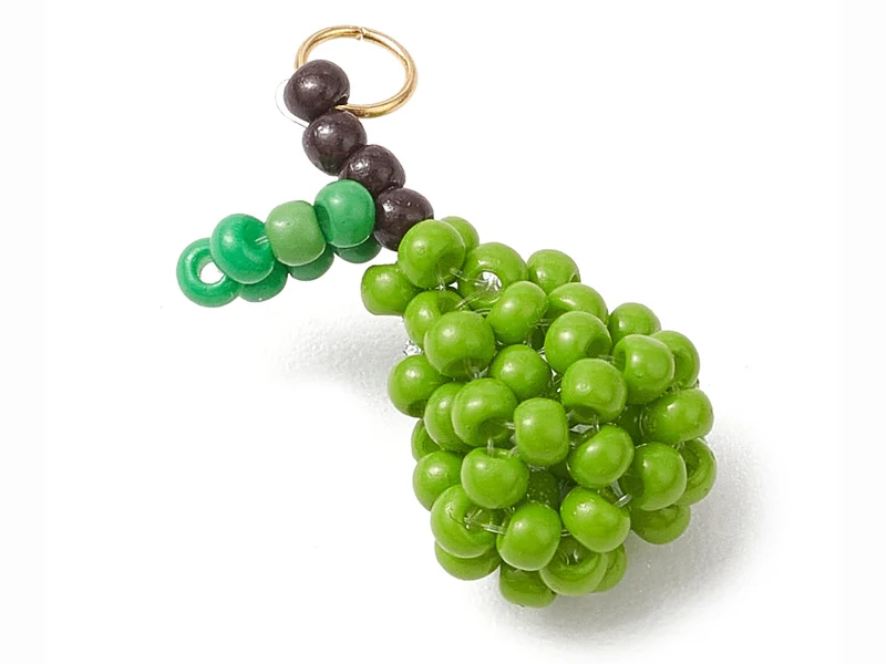 Breloque poire verte en perles de verre