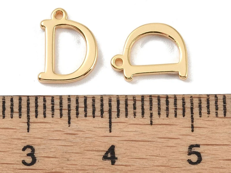 Breloque lettre D en laiton plaqué or 18 K