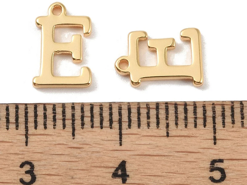 Breloque lettre E en laiton plaqué or 18 K