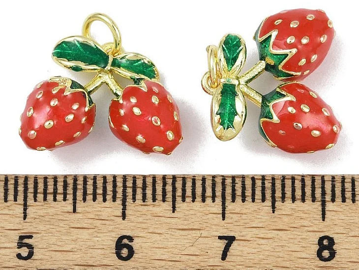 Breloque fraise émaillée en laiton doré à l’or fin