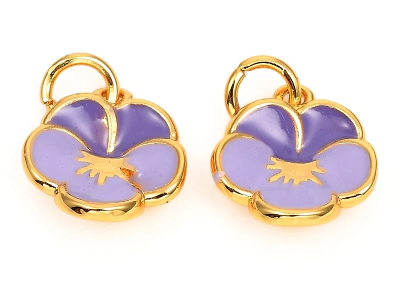 Breloque fleur émaillée lilas en laiton doré à l’or fin
