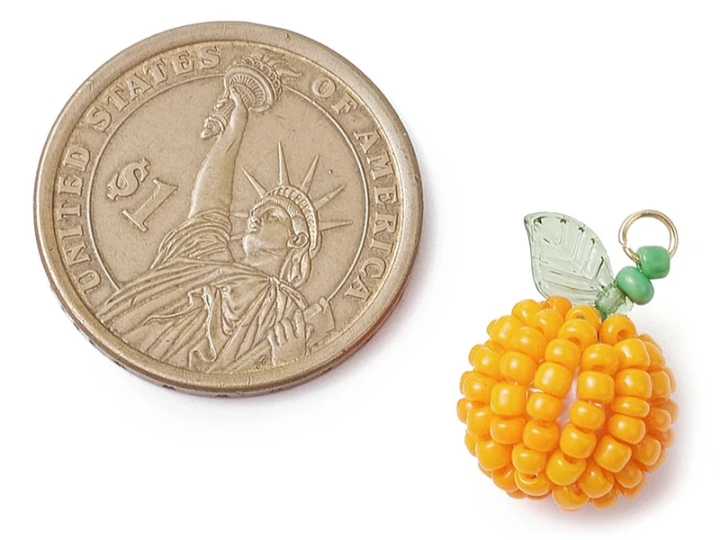Pendentif orange en perles de rocaille