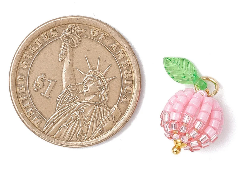 Pendentif pomme rose en perles de rocaille nacrées