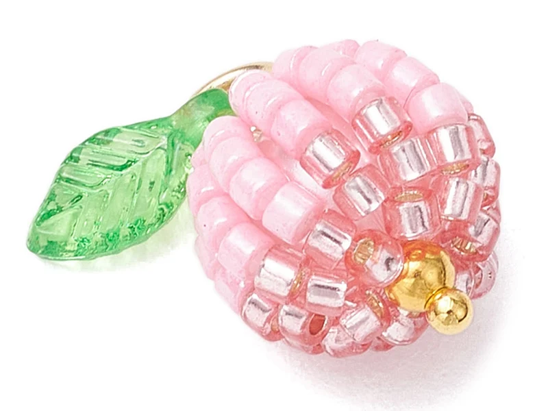 Pendentif pomme rose en perles de rocaille nacrées