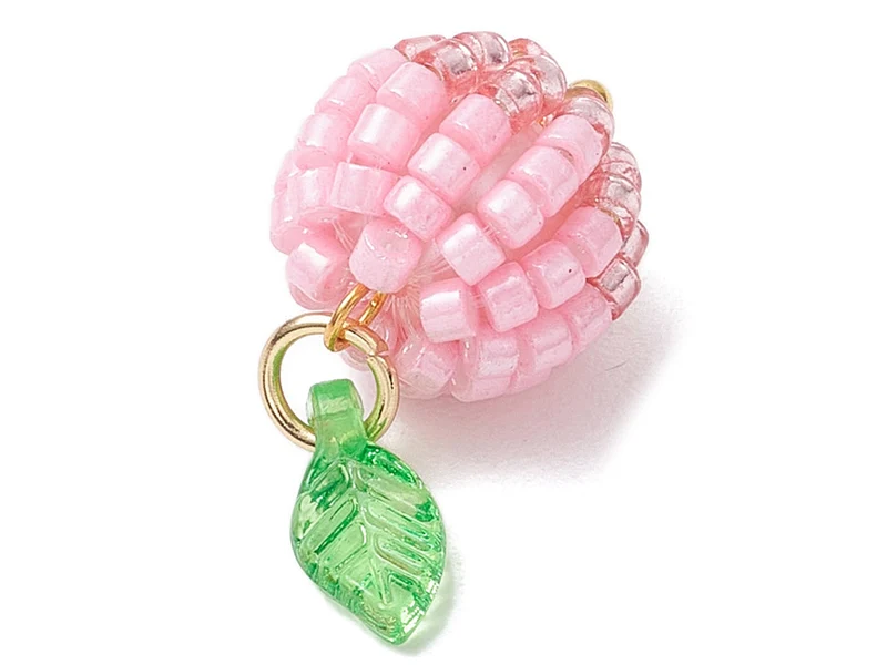Pendentif pomme rose en perles de rocaille nacrées