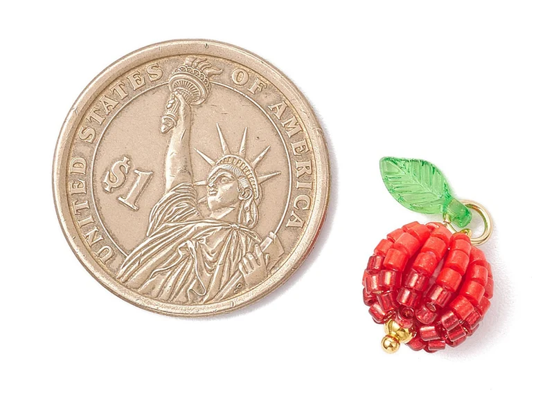 Pendentif pomme rouge en perles de rocaille nacrées