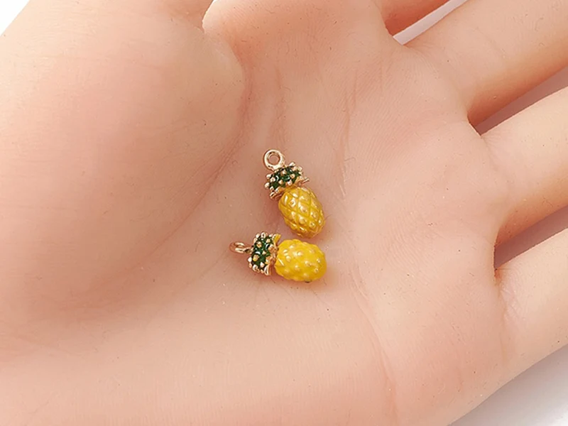Breloque ananas émaillée en laiton doré à l’or fin