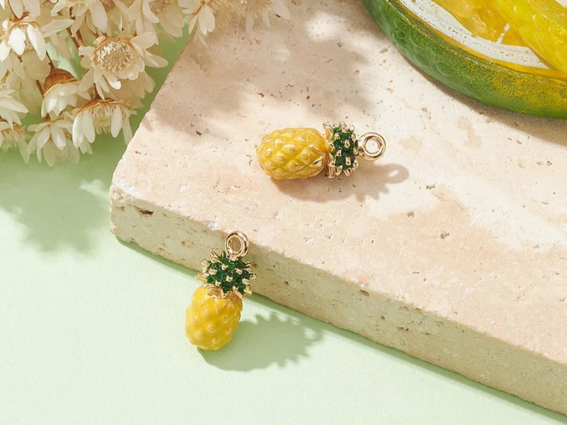 Breloque ananas émaillée en laiton doré à l’or fin