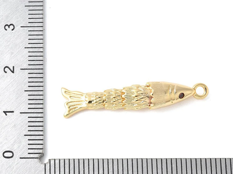Breloque poisson orné de zircon en laiton doré à l’or fin