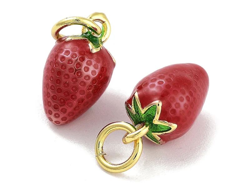Breloque fraise émaillée en laiton doré à l’or fin