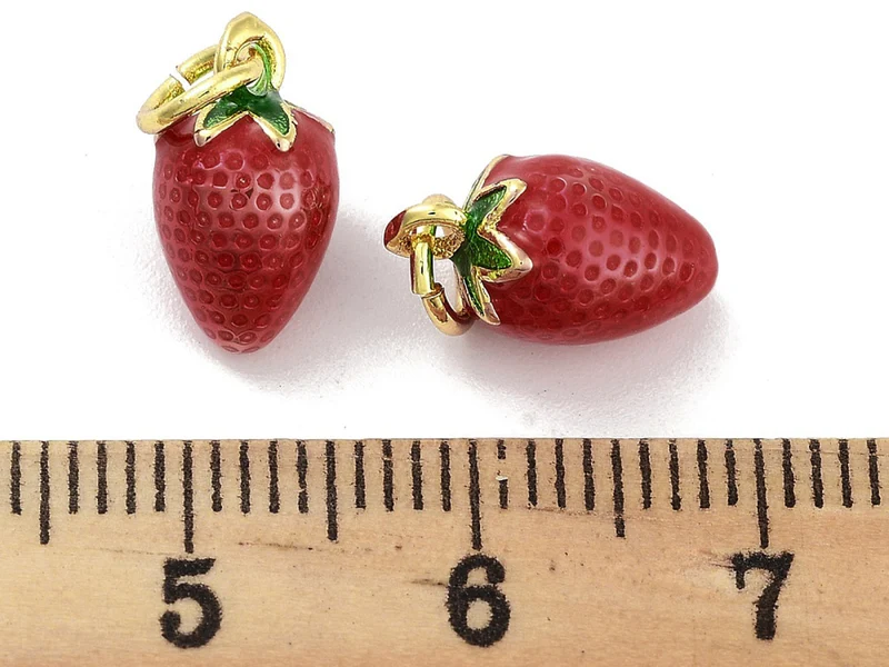 Breloque fraise émaillée en laiton doré à l’or fin