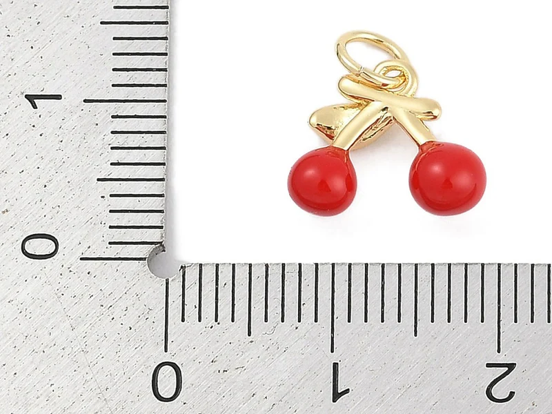 Breloque cerises émaillées en laiton doré à l’or fin