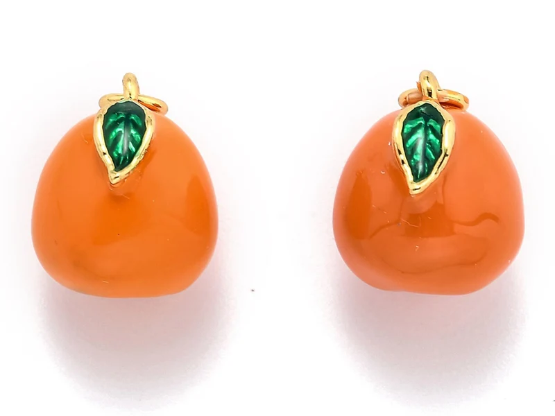 Breloque orange émaillée en laiton doré à l’or fin