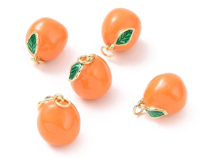 Breloque orange émaillée en laiton doré à l’or fin