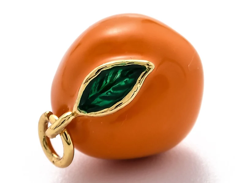 Breloque orange émaillée en laiton doré à l’or fin