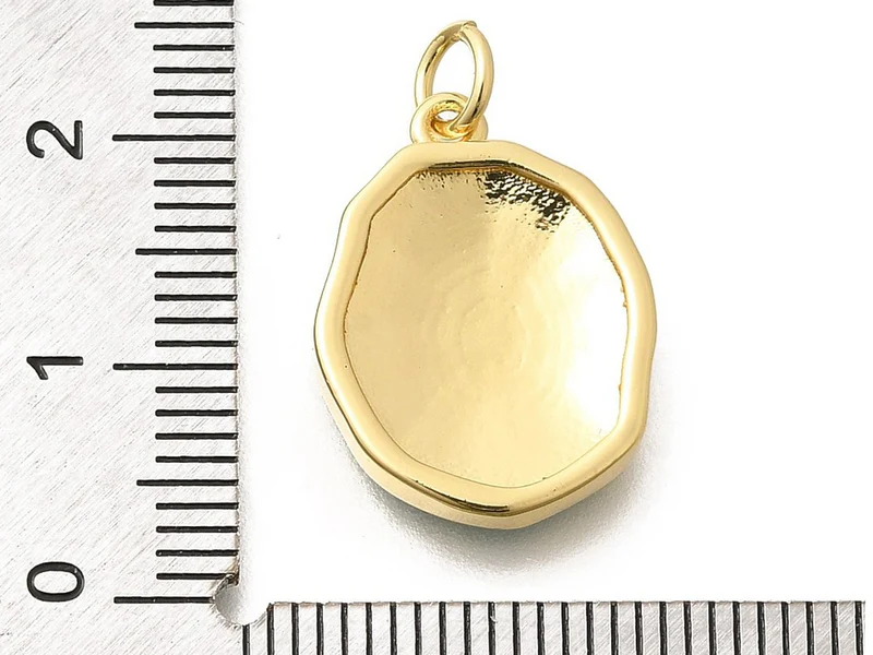 Breloque lune émaillée en laiton doré à l’or fin