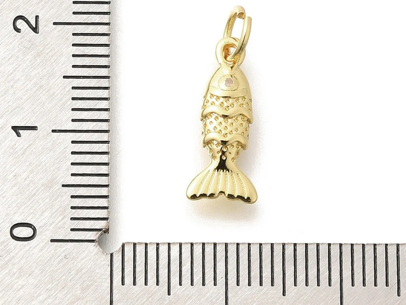 Breloque poisson pavée en laiton doré à l’or fin