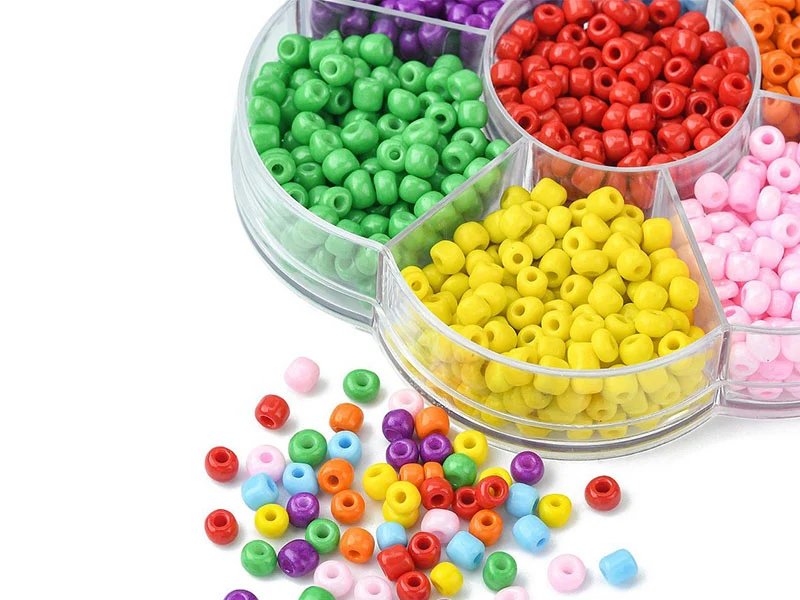 Boite de 7 couleurs de grosses perles de rocailles - 4 mm