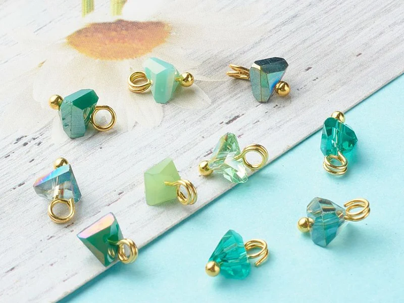 10 pendentifs en verre irisé - forme triangulaire - tons verts - 8 x 6 mm