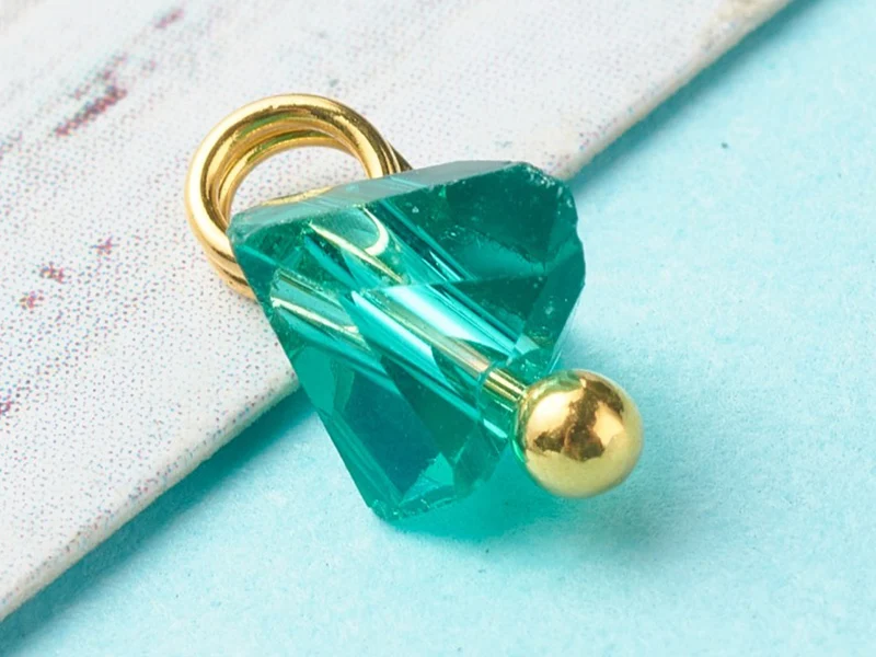 10 pendentifs en verre irisé - forme triangulaire - tons verts - 8 x 6 mm