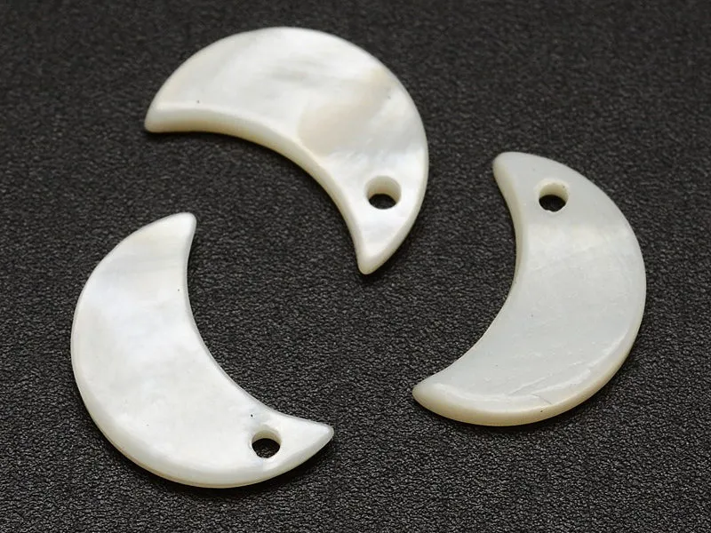 Lot de 10 breloques - lune - coquillage naturel - 13 x 8 mm