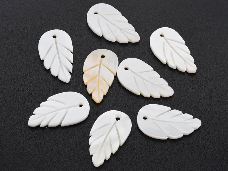 Lot de 5 pendentifs feuille en coquillage nacré - 22 x 12 mm