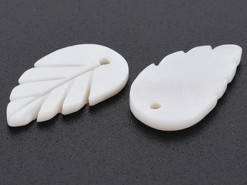 Lot de 5 pendentifs feuille en coquillage nacré - 22 x 12 mm