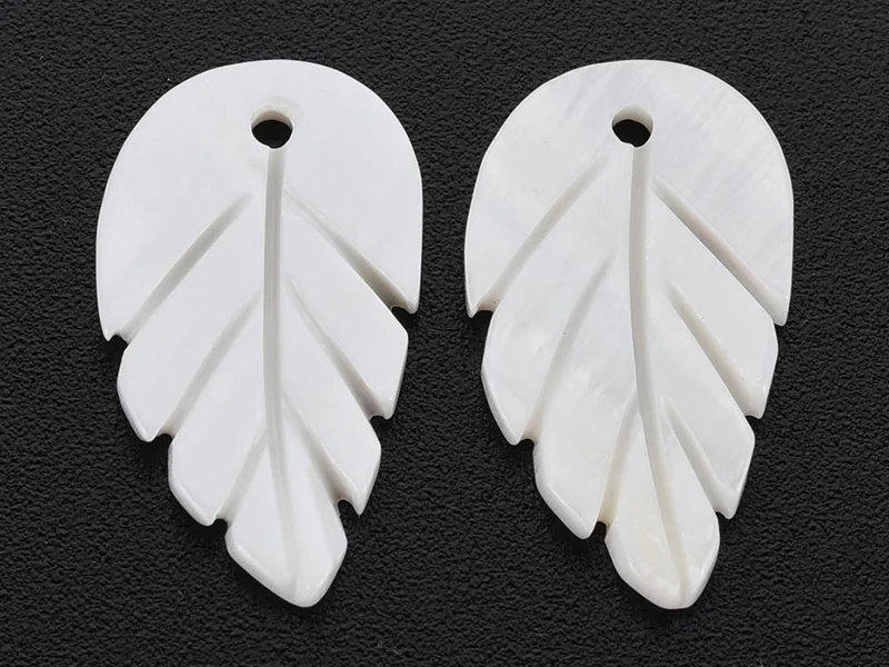 Lot de 5 pendentifs feuille en coquillage nacré - 22 x 12 mm