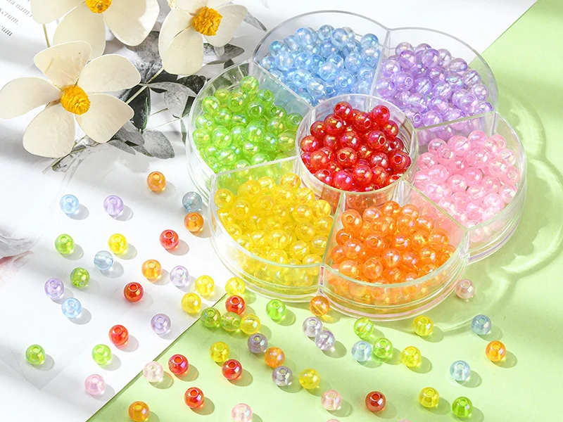 Boîte de 490 perles rondes transparentes en acrylique - 7 couleurs - 6 mm